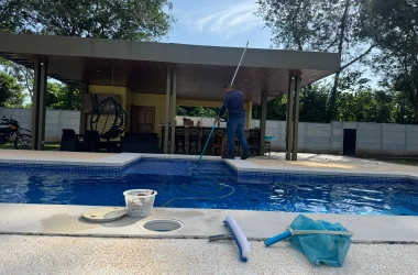 Limpieza profesional de piscina en Heredia