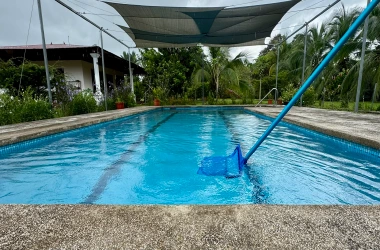 Agua de piscina completamente limpia y clara